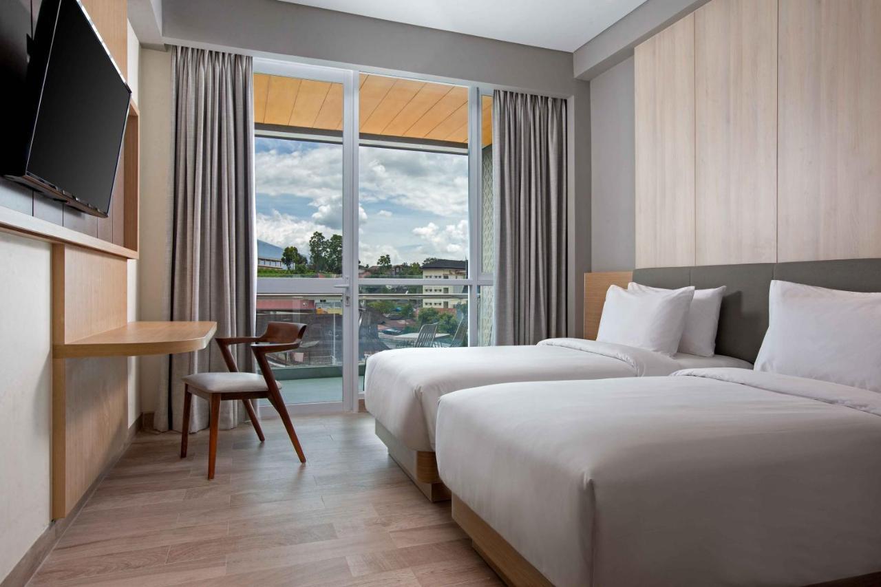 Hotel Santika Букиттинги Экстерьер фото