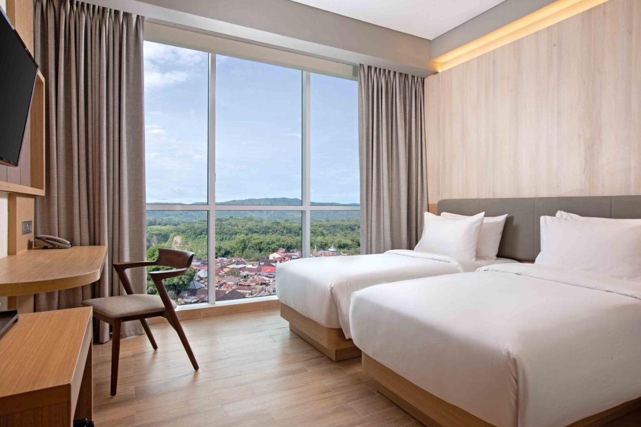 Hotel Santika Букиттинги Экстерьер фото